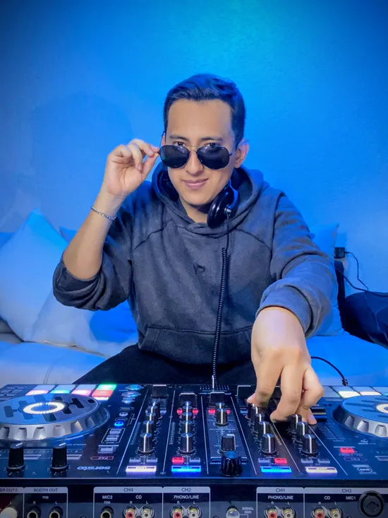 Junior DJ residente y fundador de JC Producciones en Quito
